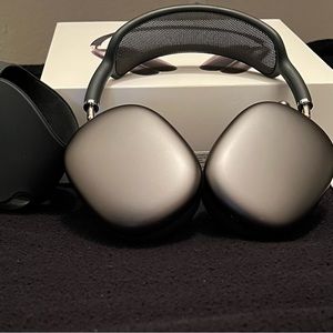 Apple Airpods Max Wireless Over-Ear Headset - Space Gray. AppleCare+ included!